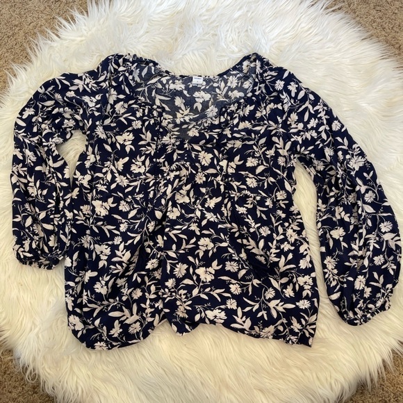 💎3/$18 Woman’s Old Navy blue and‎ white blouse size small. - Picture 1 of 5